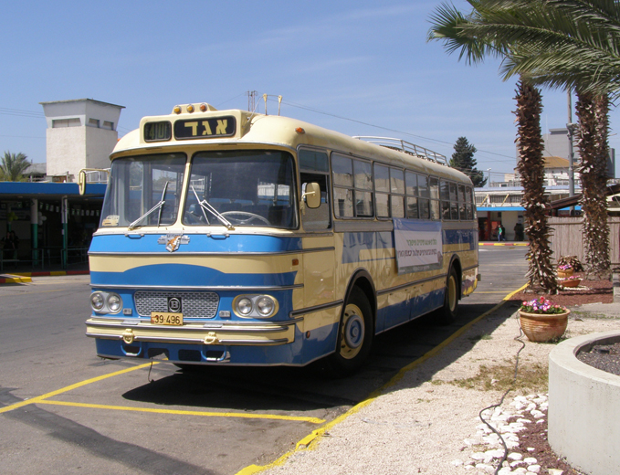פלקט על גבי אוטובוס היסטורי לציון הפסקת קו 841