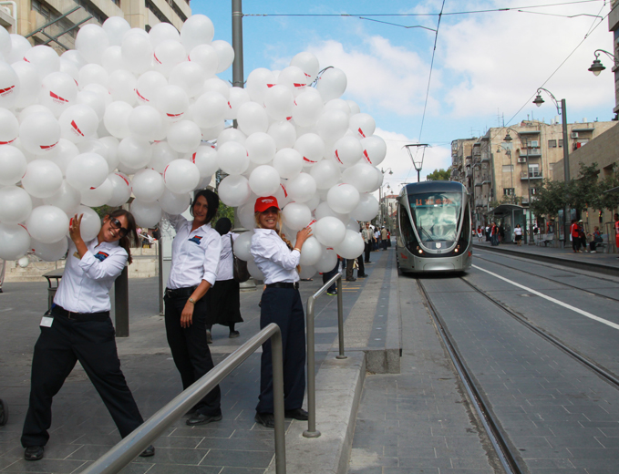 פעילות דיילים ברחוב יפו להשקת מרכז השירות של הרכבת הקלה בירושלים